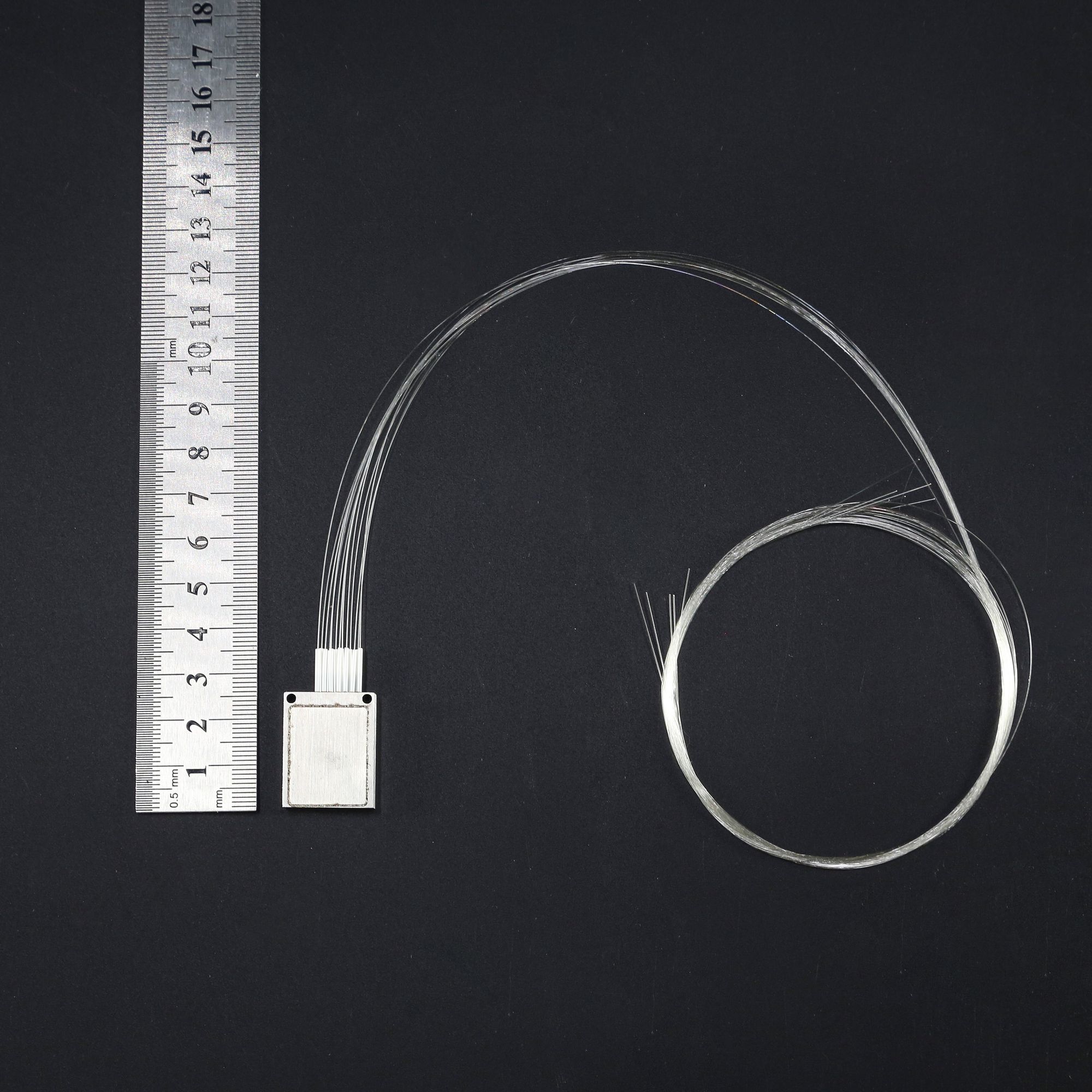 9CH 200GHz DWDM,C25/C27/C29/C32/C34/C37/C39/C41/C44,FC/APC,1M,900um loose  tube,32mmX24mmX6.5mm 是一款定制化低插损微型化9通道200GHz DWDM自由空间结构的波分复用器件