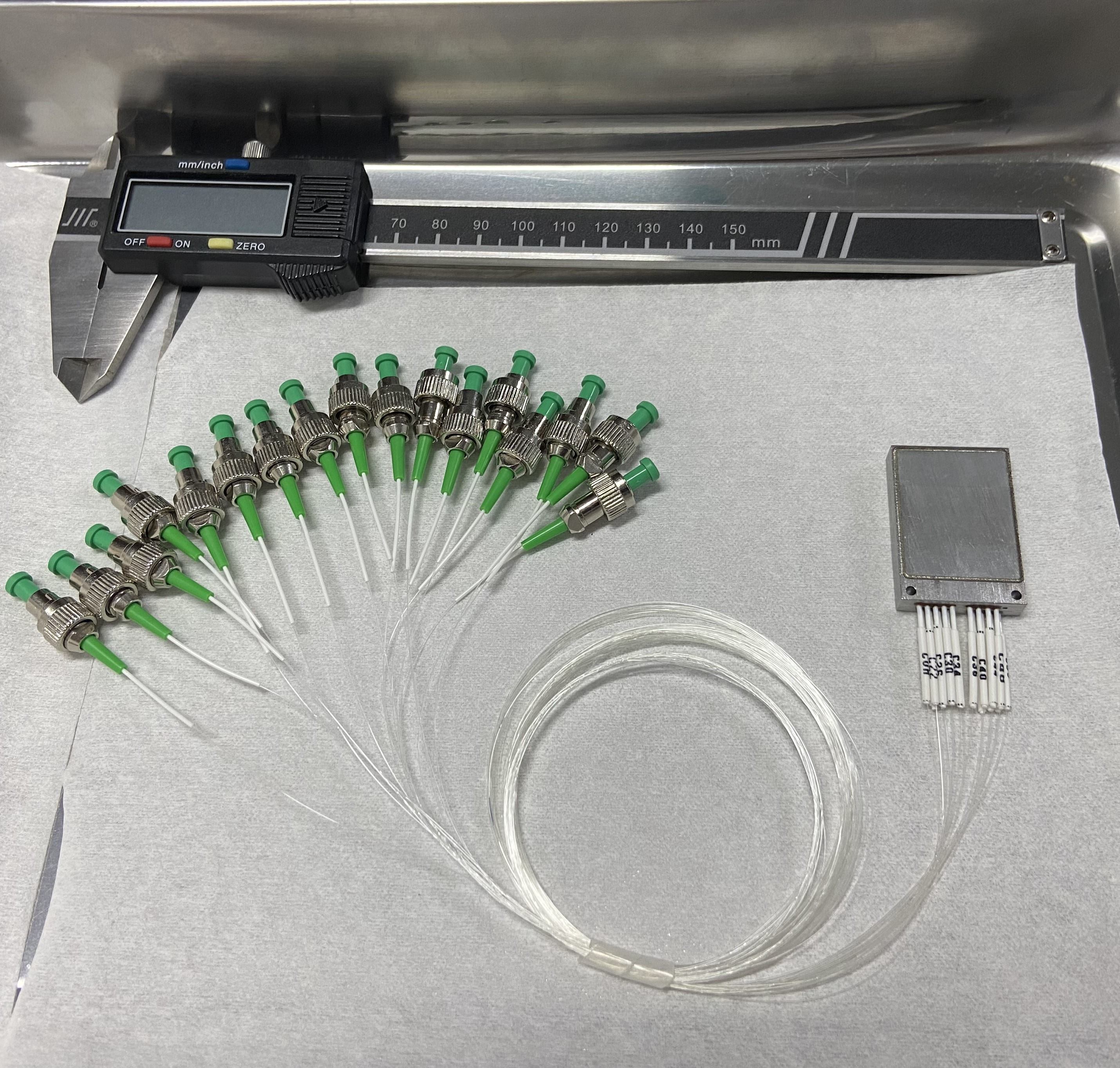 16通道C18-C48低插损微型DWDM Mux Demux  密集波分器件，典型插损1.6dB,自由空间三维光程压缩技术,光路无胶，单个通道波长精准可调，单侧出纤，抗侧拉光纤保护设计，可伐材料外壳，高气密性激光焊接封装,  -55到+85度超工业温度运行，通道间隔、中心波长、通道数、监控端 ...